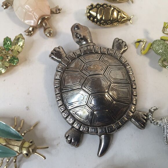 Lot Of 8 Vtg  Animal Insect Pins Brooch Earrings Frog Turtle Dragonfly   Scarab - Picture 9 of 12